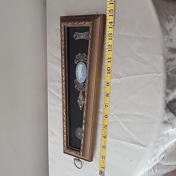 Vintage Colony Accents Cameo with Metal Art Wall Art - Picture 11 of 13